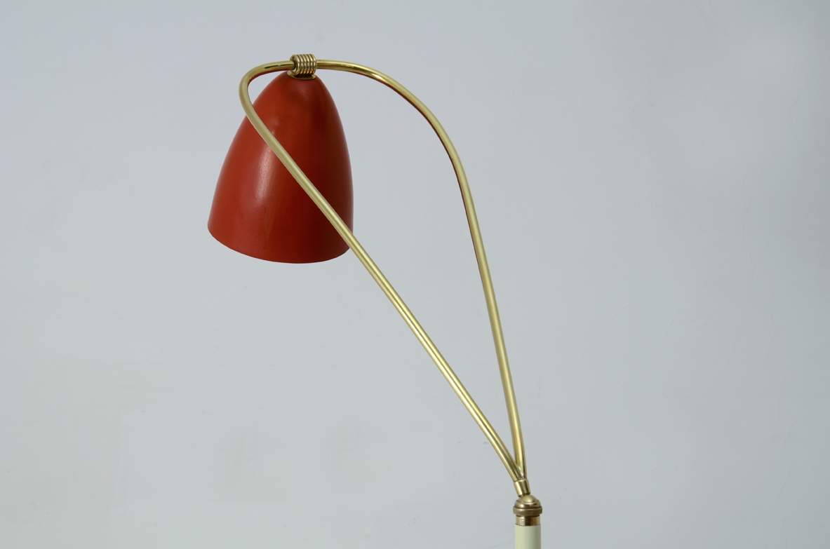 Arredoluce, piccola piantana con base in marmo triangolare e campanella rossa su braccio regolabile in tutte le direzioni, 1950ca.