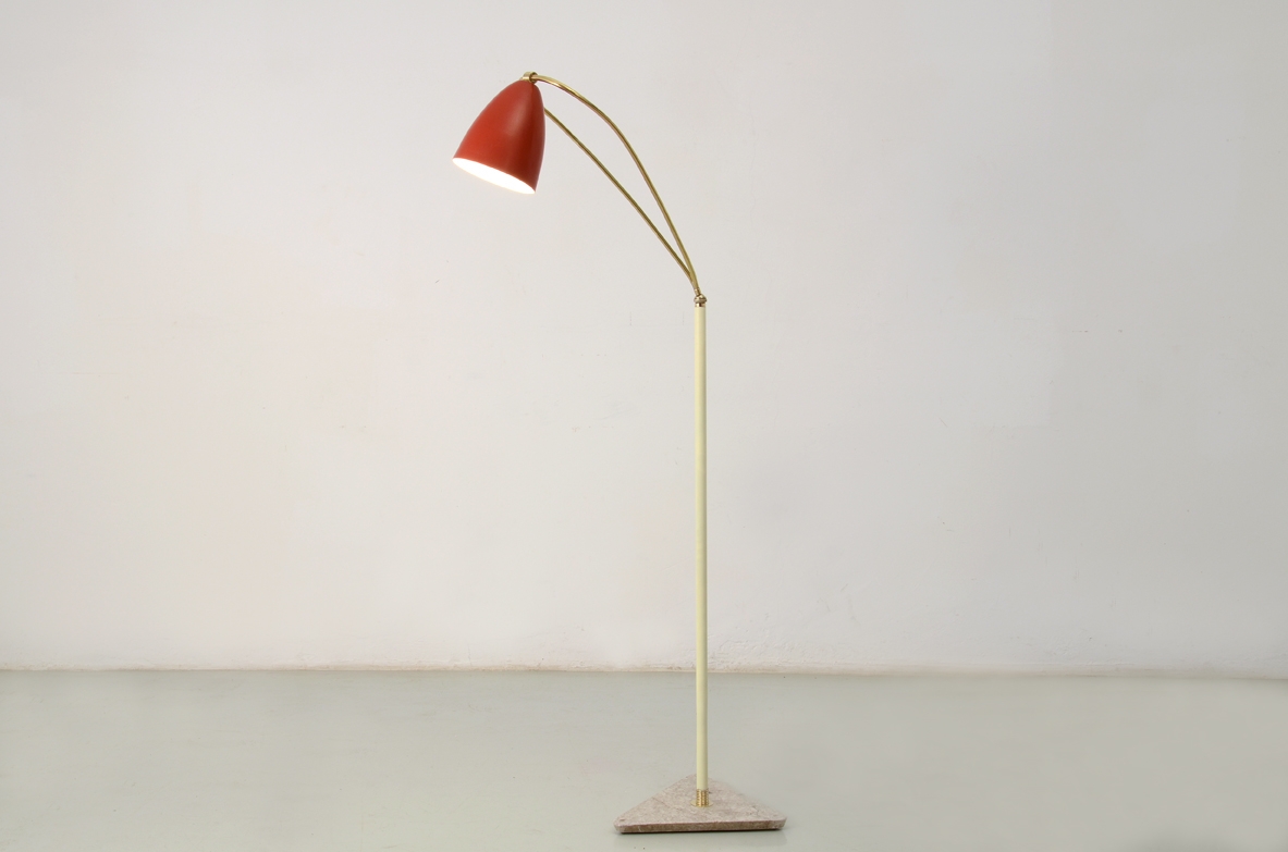 Arredoluce, piccola piantana con base in marmo triangolare e campanella rossa su braccio regolabile in tutte le direzioni, 1950ca.