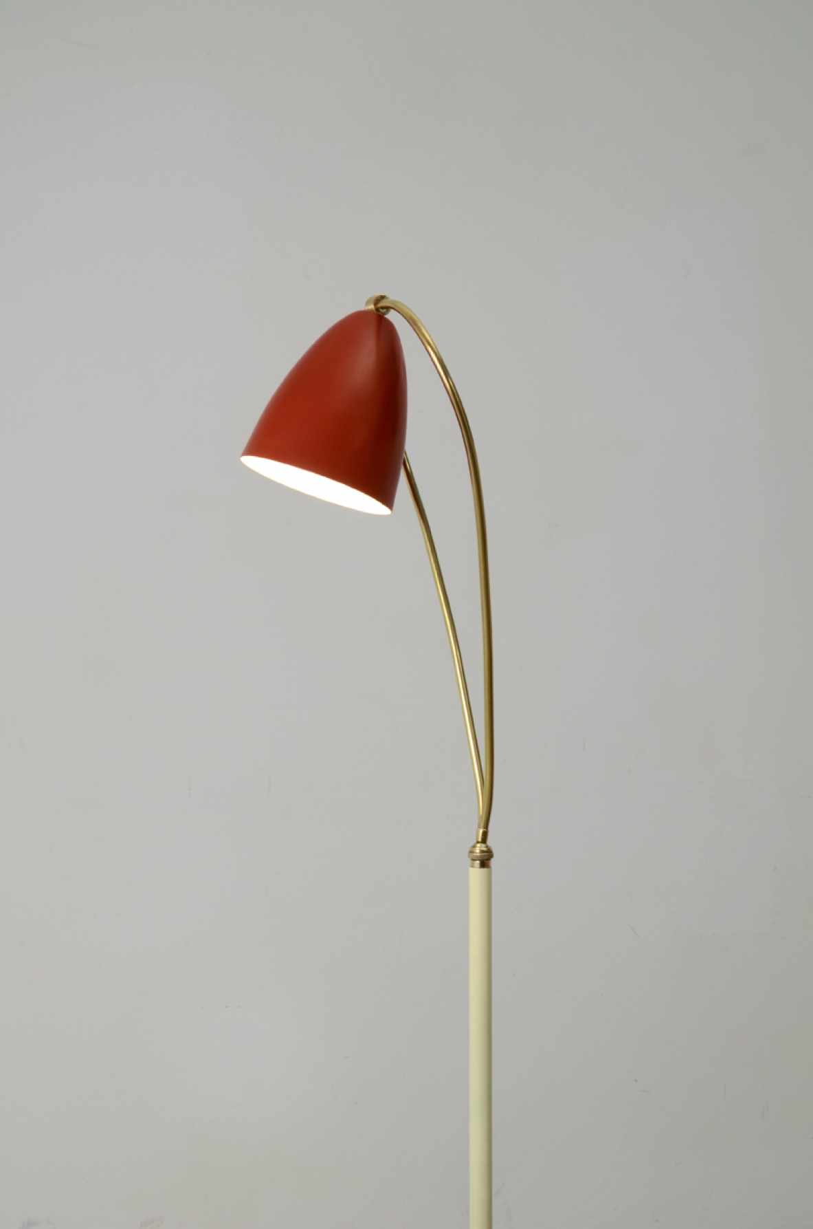 Arredoluce, piccola piantana con base in marmo triangolare e campanella rossa su braccio regolabile in tutte le direzioni, 1950ca.