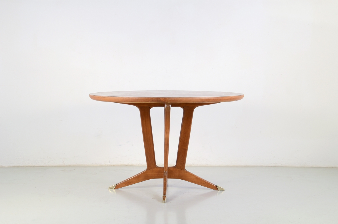 Elegante tavolo in ciliegio a quattro razzo con puntali in ottone, piano a raggio di sole. Italia, 1950ca.