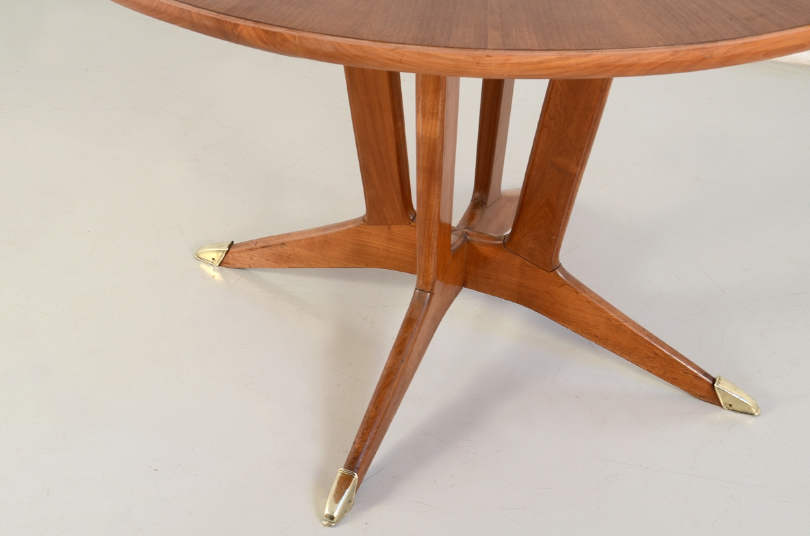 Elegante tavolo in ciliegio a quattro razzo con puntali in ottone, piano a raggio di sole. Italia, 1950ca.