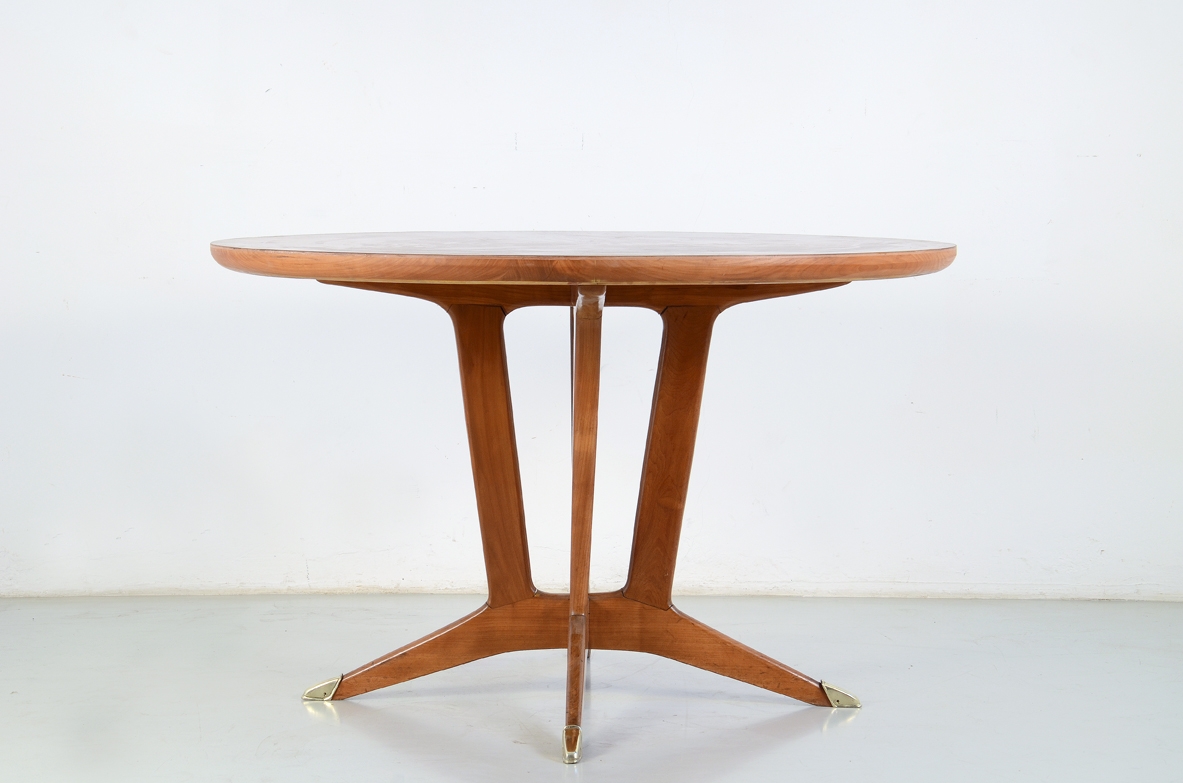 Elegante tavolo in ciliegio a quattro razzo con puntali in ottone, piano a raggio di sole. Italia, 1950ca.