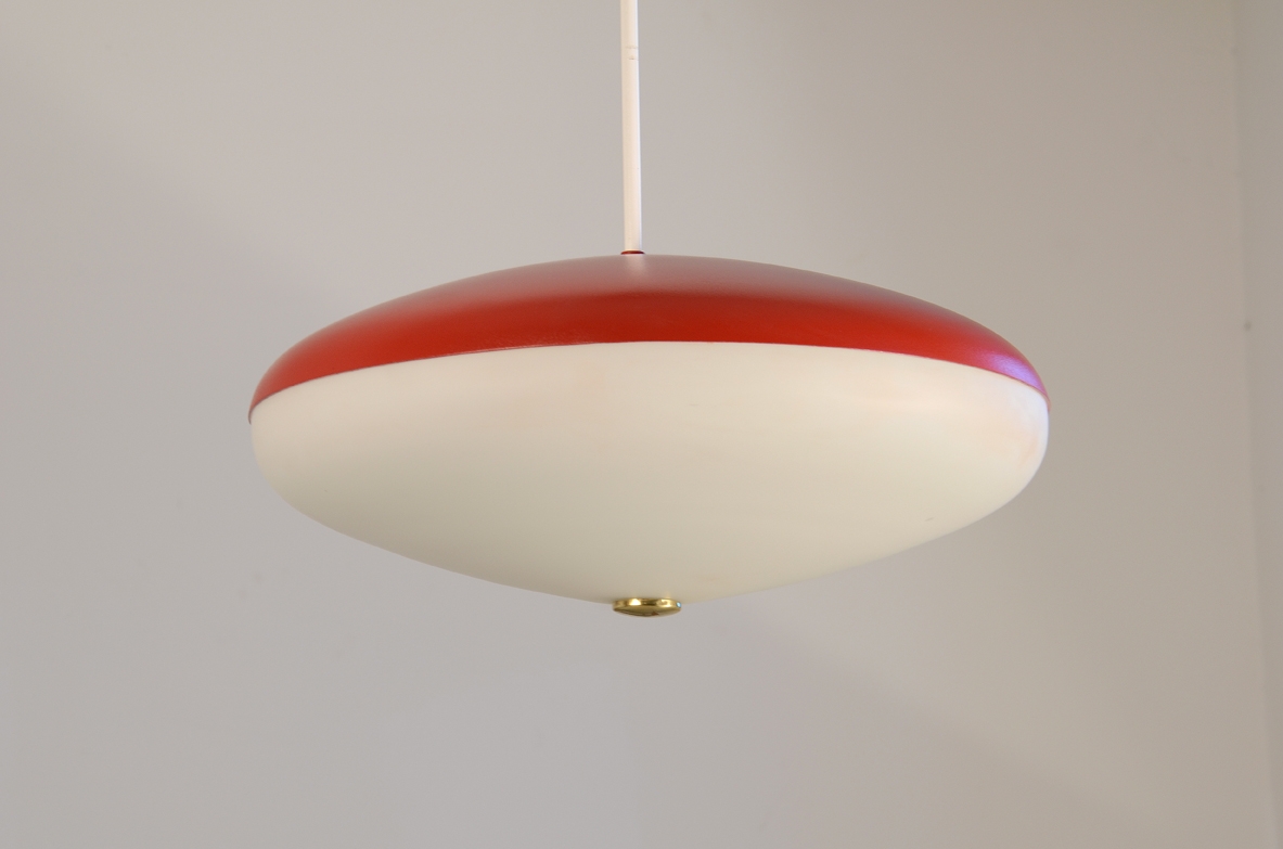 Stilnovo, lampadario in metallo laccato e vetro opaline, 1950ca.