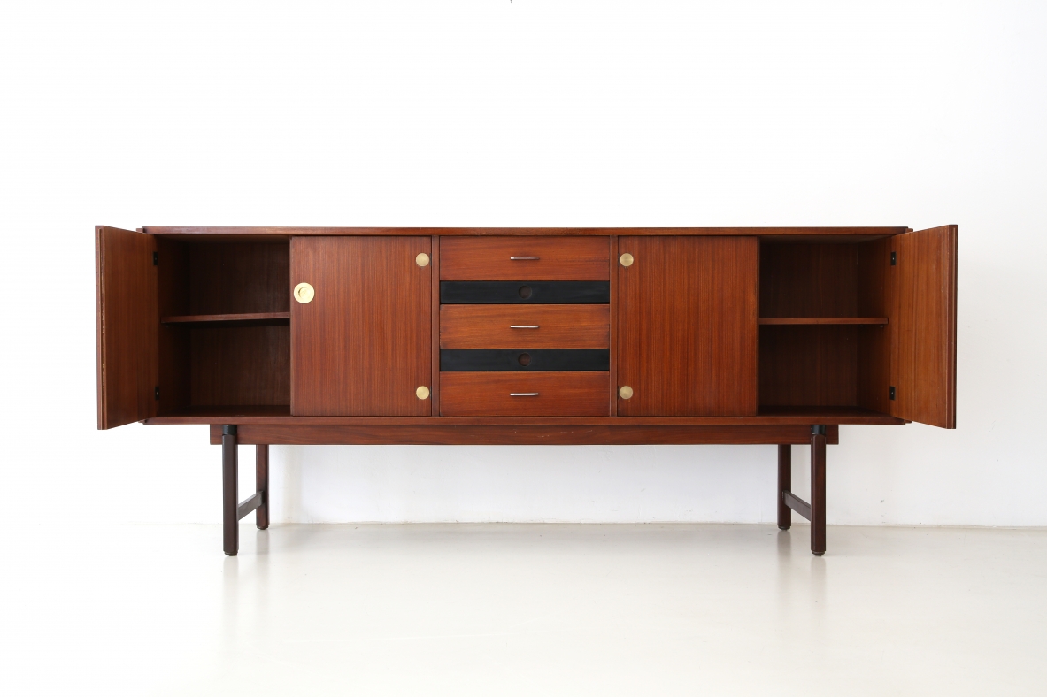 Credenza in tek di bella qualità con ante e cassetti parzialmente tinti all'anilina. Barovero Torino 1960.