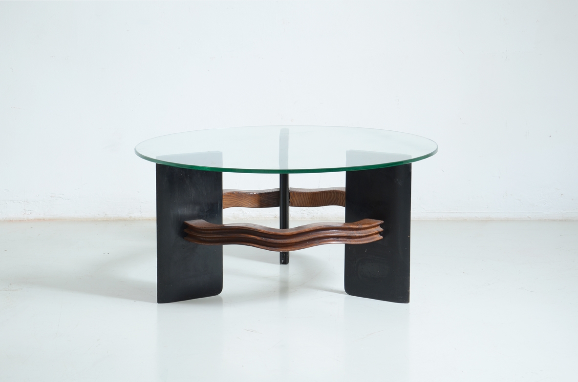 Tavolo basso con struttura in legno e legno tinto all'anilina.