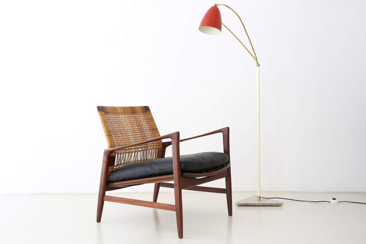 Ib Kofod-Larsen, rare easy chair in teak wood with sraw back in perfect conditions, designed in 1955 for Selig, Denemark.