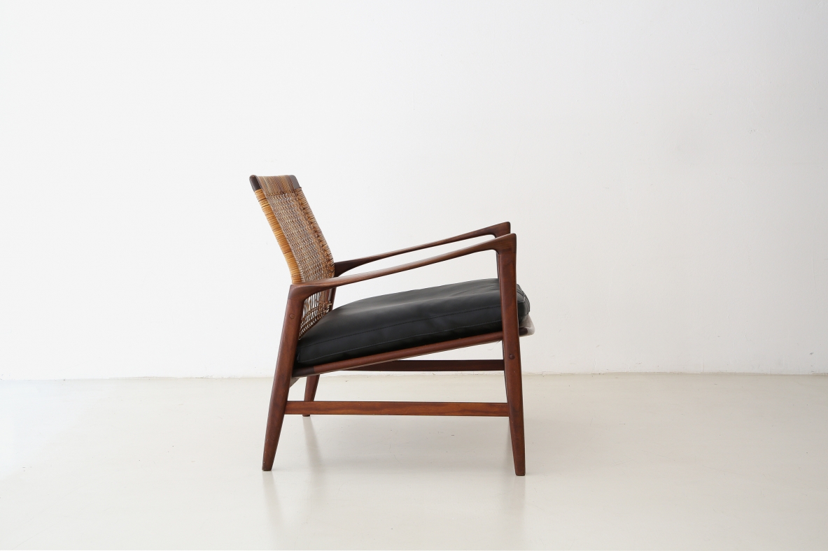 Ib Kofod-Larsen, rare easy chair in teak wood with sraw back in perfect conditions, designed in 1955 for Selig, Denemark.