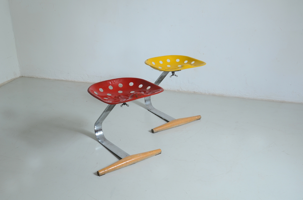 Castiglioni, coppia di sedute Mezzadro con struttura in acciaio, metallo laccato e legno.