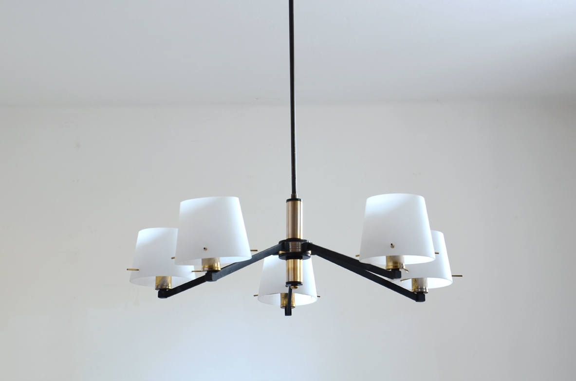 Stilnovo, lampadario in metallo e ottone con vetri opaline, 1950ca.
