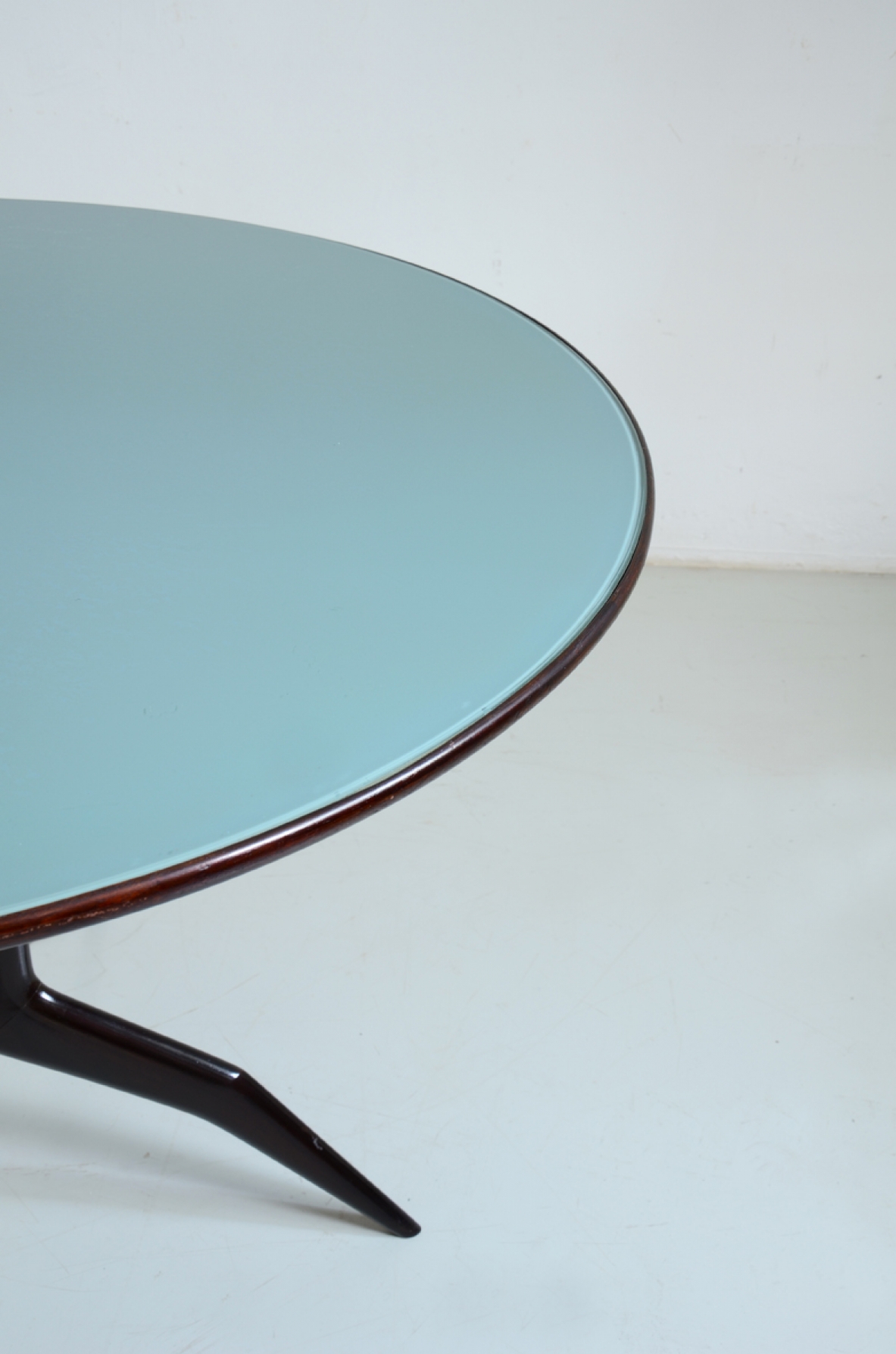 Elegant 1950s round table in black polished wood and opaline glass top. attr. design  Gio Ponti.
