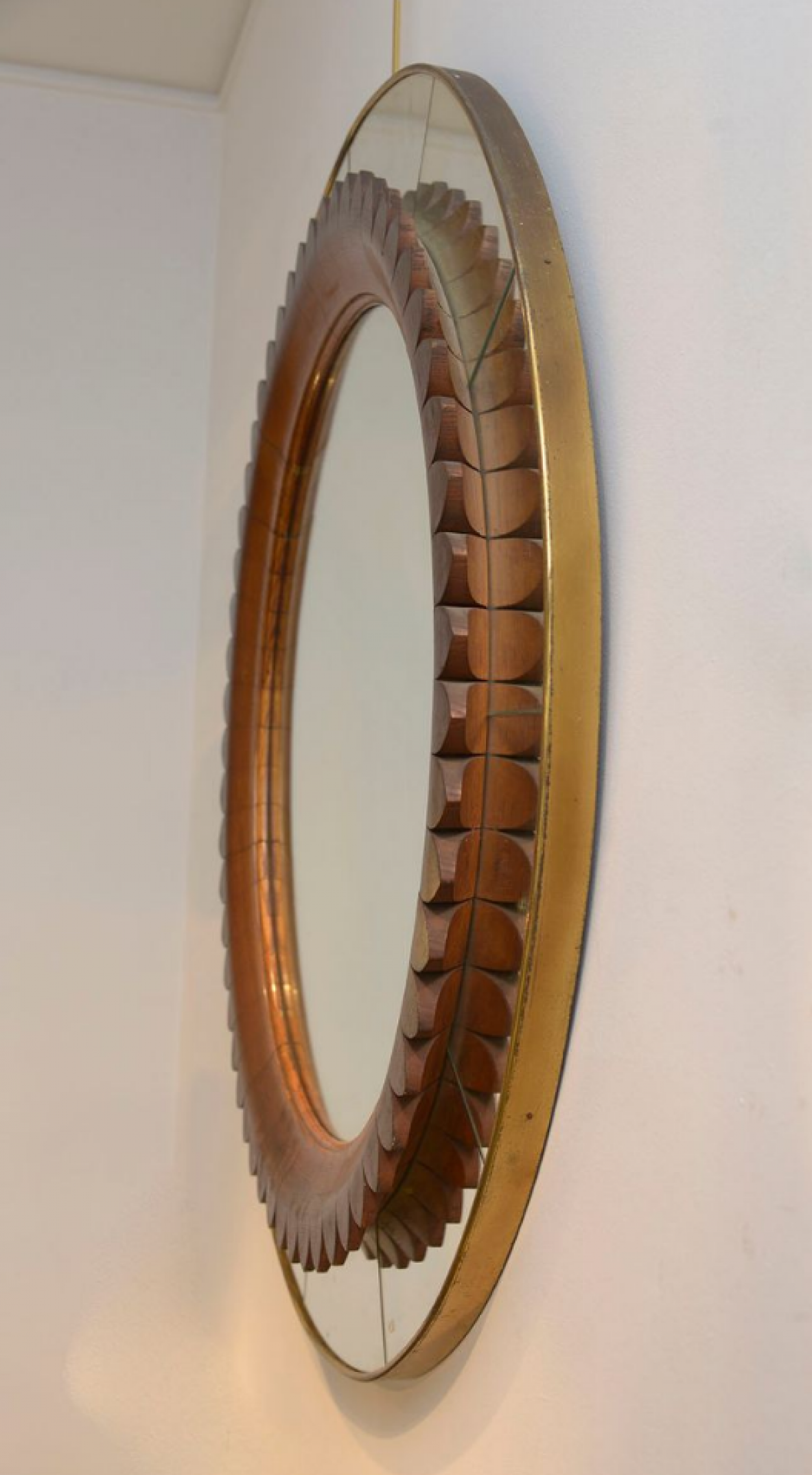 Fratelli Marelli, grande specchiera con motivo intagliato in legno di rovere a forma di fiore, 1940ca
