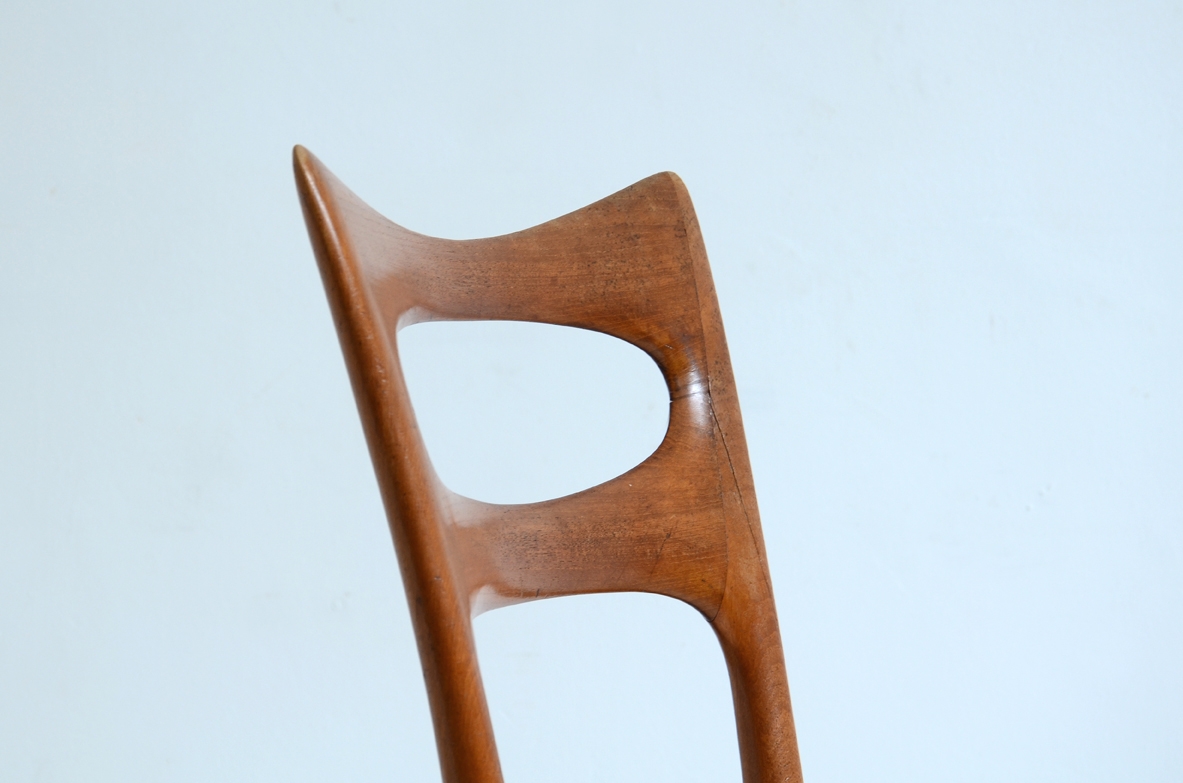 Paolo Buffa, 12 eleganti sedie in ciliegio di grande qualità, produzione Serafino Arrighi 1954.
