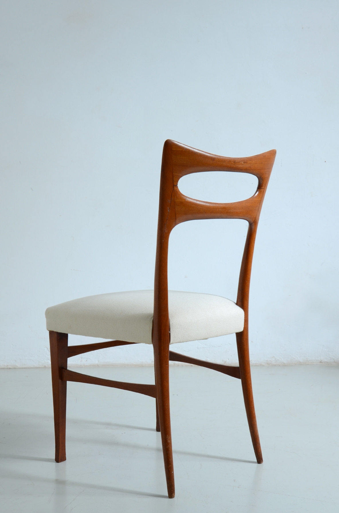 Paolo Buffa, 12 eleganti sedie in ciliegio di grande qualità, produzione Serafino Arrighi 1954.