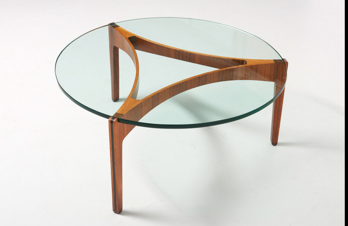 Sven Ellekaer, grande tavolo basso a tre razze, piano in cristallo di grande spessore, Christian Linneberg Møbelfabrik, 1960.