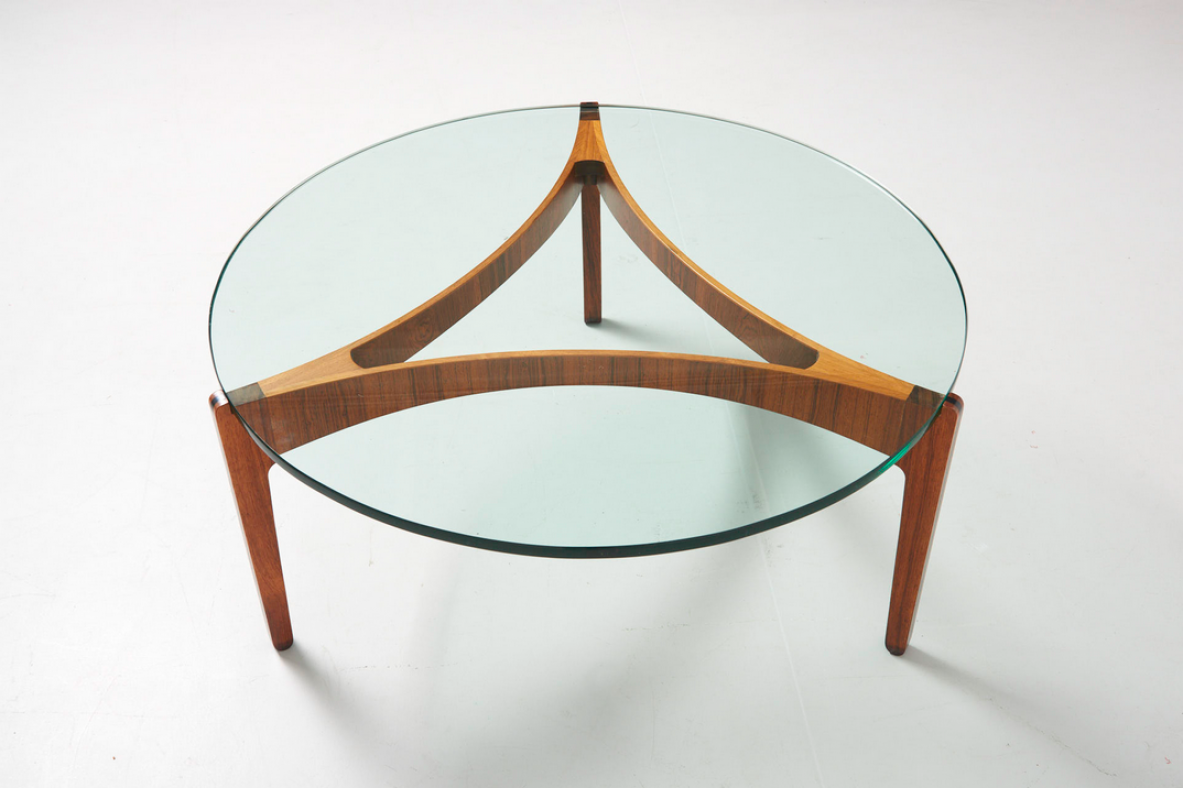 Sven Ellekaer, grande tavolo basso a tre razze, piano in cristallo di grande spessore, Christian Linneberg Møbelfabrik, 1960.