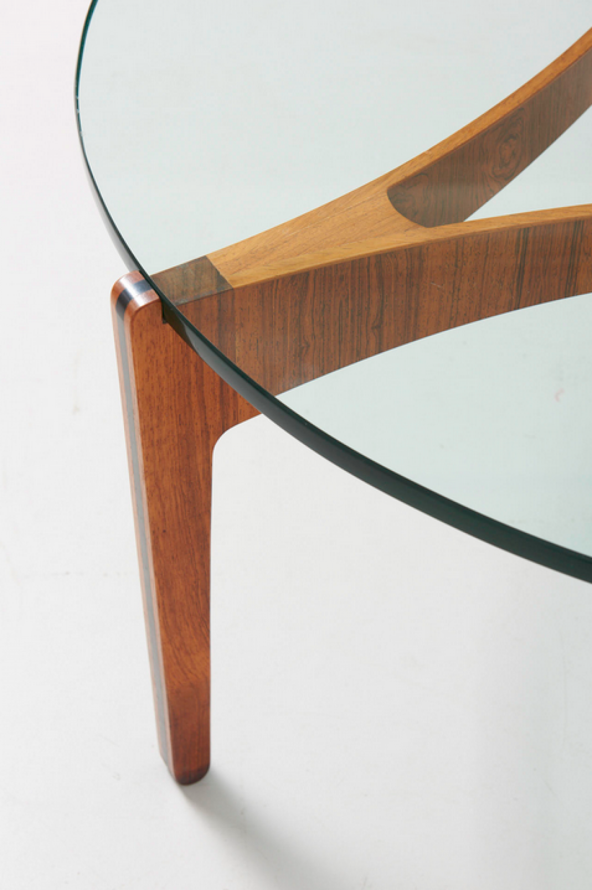 Sven Ellekaer, grande tavolo basso a tre razze, piano in cristallo di grande spessore, Christian Linneberg Møbelfabrik, 1960.