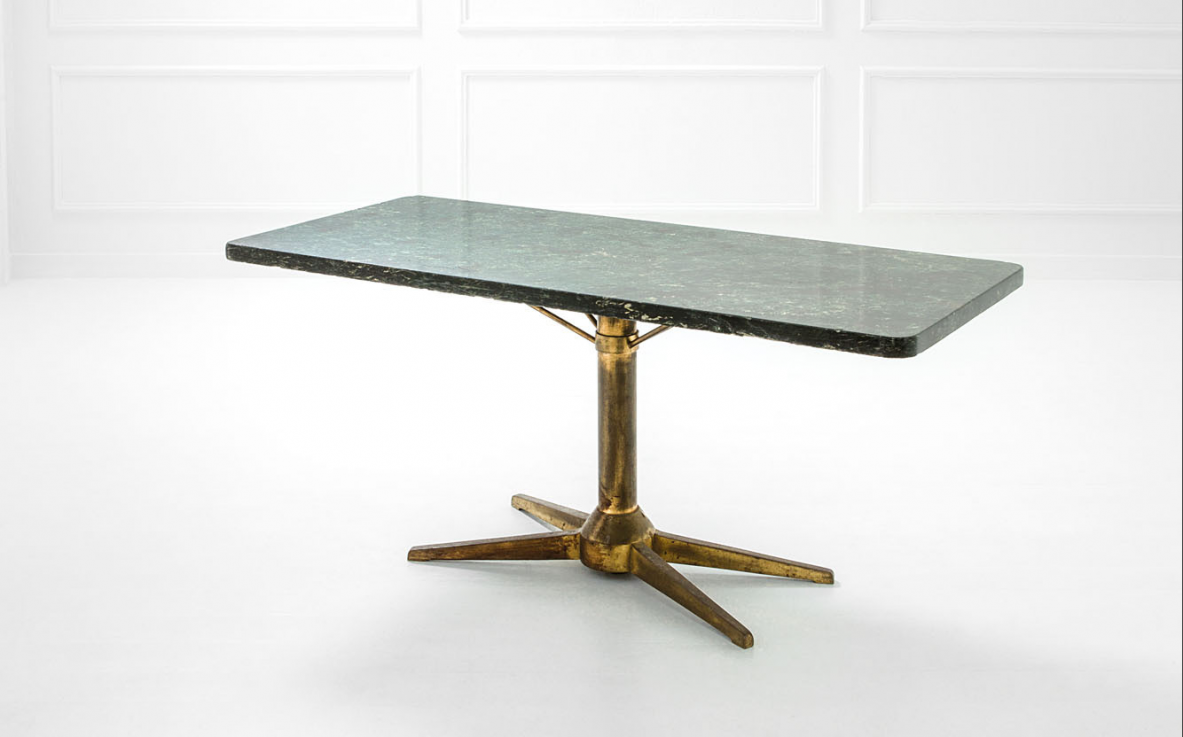 Luigi Caccia Dominioni, raro tavolo/console con struttura in bronzo disegnato per una committenza privata ad Arenzano. Piano in marmo antico verde Alpi. 1950.
