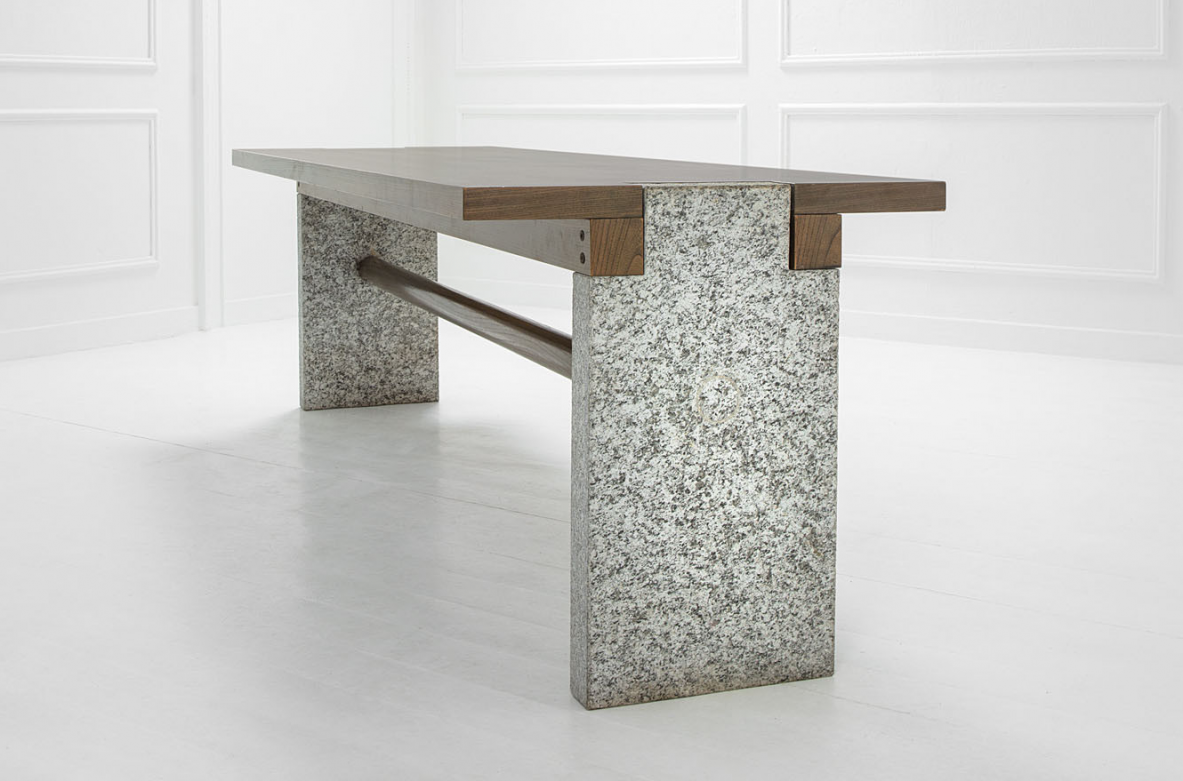 Carlo Scarpa, raro tavolo console con montanti in granito grigio e piano in legno di rovere tinto. Prod. Simon, 1972.