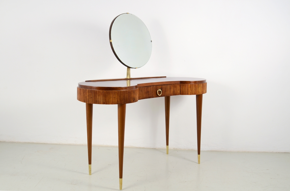 Console in legno grissinato con specchio regolabile ed eleganti gambe con puntali in ottone, Italia 1950ca.