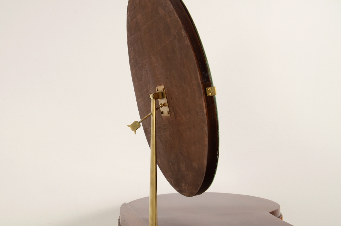Console in legno grissinato con specchio regolabile ed eleganti gambe con puntali in ottone, Italia 1950ca.