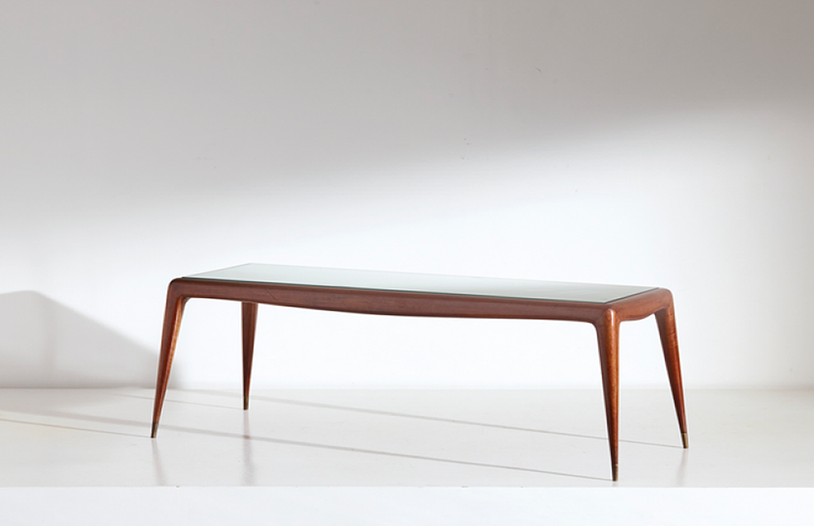 Cesare Lacca, elegante tavolino da centro in noce con puntali in ottone e piano in cristallo. 1950ca.