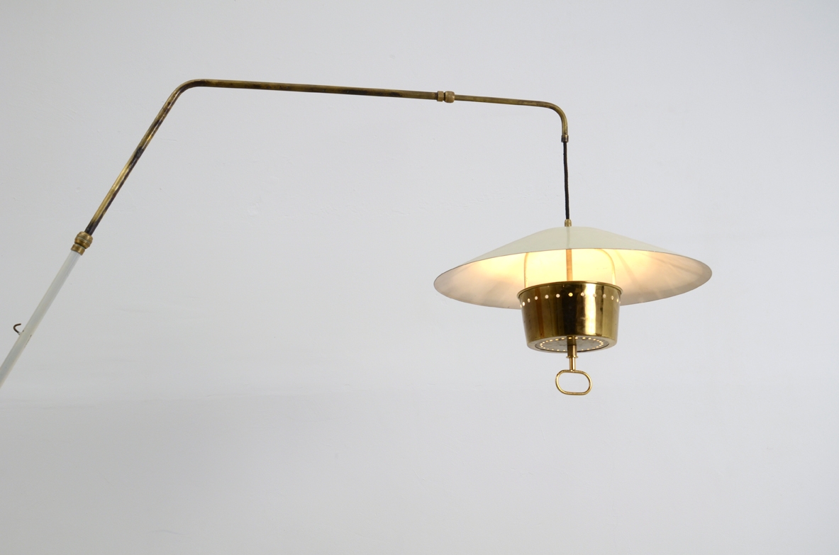 Gaetano Scolari, adjustable wall lamp in brass and pianted metal, Stilnovo 1950's.
