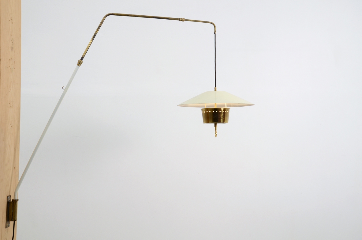 Gaetano Scolari, adjustable wall lamp in brass and pianted metal, Stilnovo 1950's.