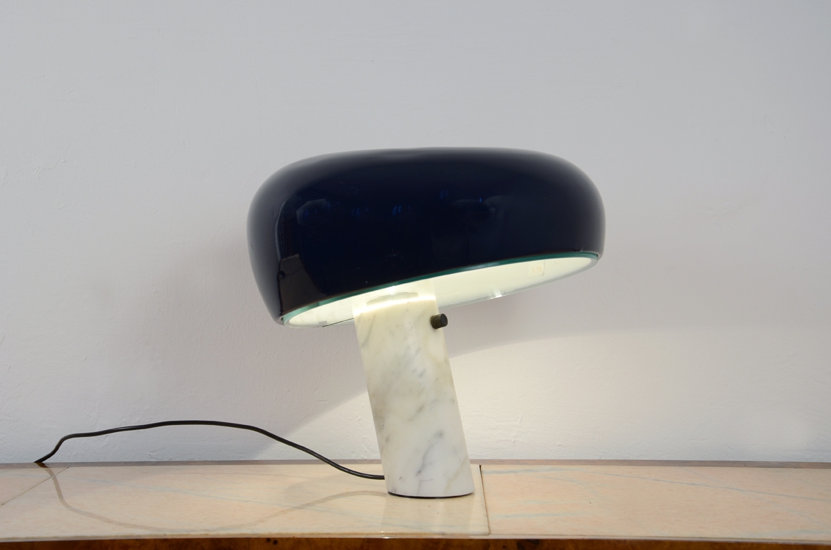 Achille&Pier Giacomo Castiglioni. Lampada da tavolo mod. Snoopy. Marmo di Carrara, cristallo sagomato, allumnio laccato blu notte. Produzione Flos, 1967.