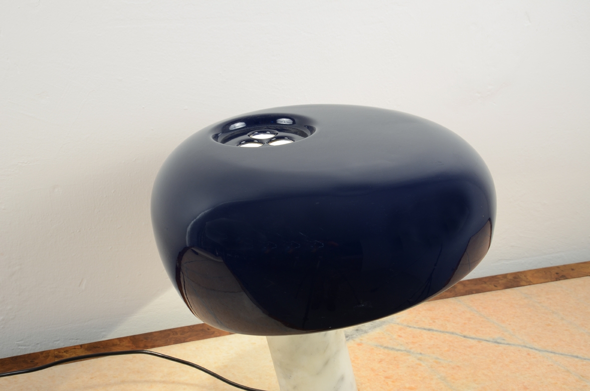 Achille&Pier Giacomo Castiglioni. Lampada da tavolo mod. Snoopy. Marmo di Carrara, cristallo sagomato, allumnio laccato blu notte. Produzione Flos, 1967.