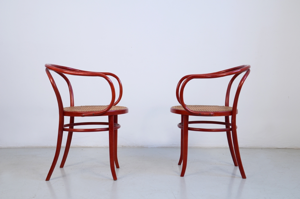 Coppia di poltroncine in legno curvato e laccato rosso con sedut a in paglia di Vienna intrecciata a mano, produzione Bertoletti Torino 1970ca.