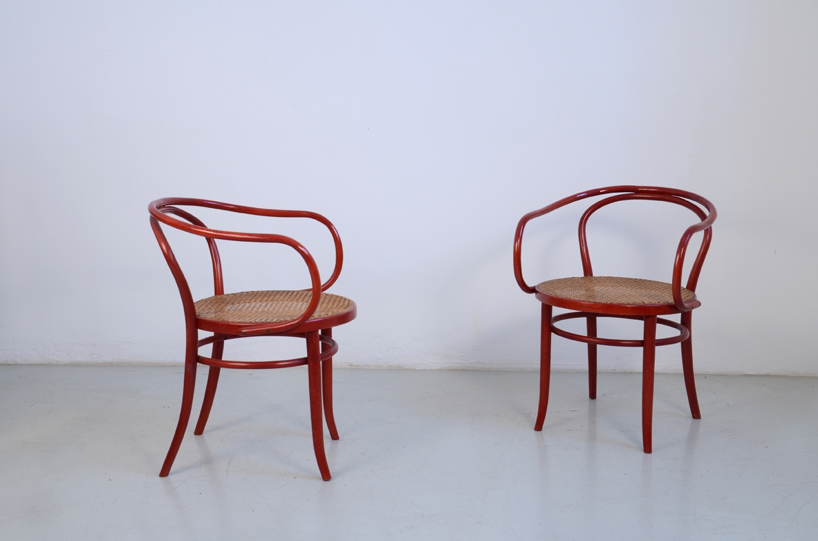 Coppia di poltroncine in legno curvato e laccato rosso con sedut a in paglia di Vienna intrecciata a mano, produzione Bertoletti Torino 1970ca.