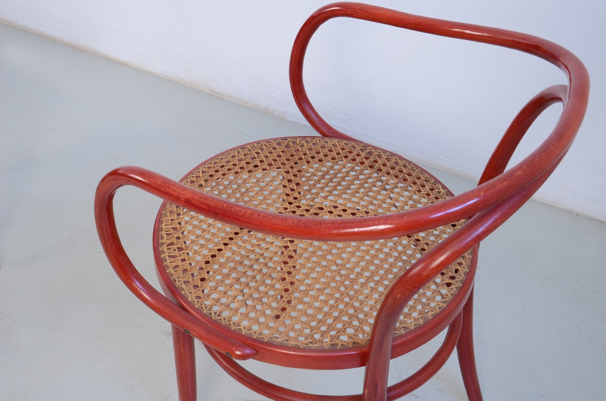 Coppia di poltroncine in legno curvato e laccato rosso con sedut a in paglia di Vienna intrecciata a mano, produzione Bertoletti Torino 1970ca.