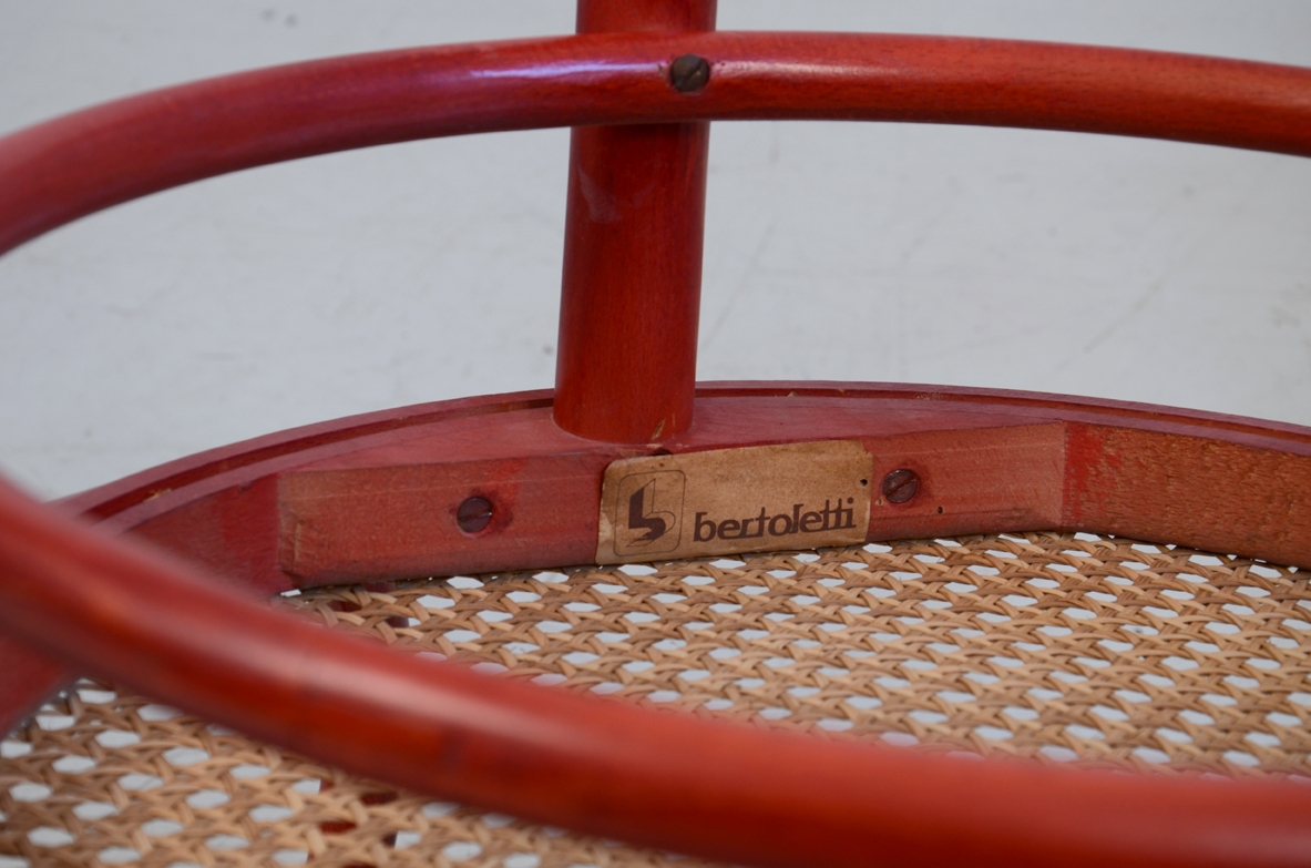 Coppia di poltroncine in legno curvato e laccato rosso con sedut a in paglia di Vienna intrecciata a mano, produzione Bertoletti Torino 1970ca.