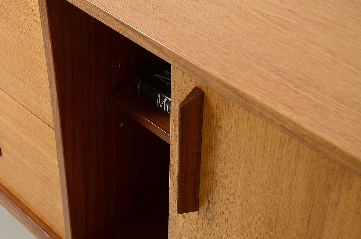 Vittorio Dassi, bella credenza in rovere chiaro con ante scorrevoli e cassetti, 1960ca.