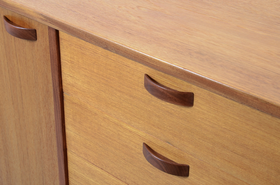 Vittorio Dassi, bella credenza in rovere chiaro con ante scorrevoli e cassetti, 1960ca.