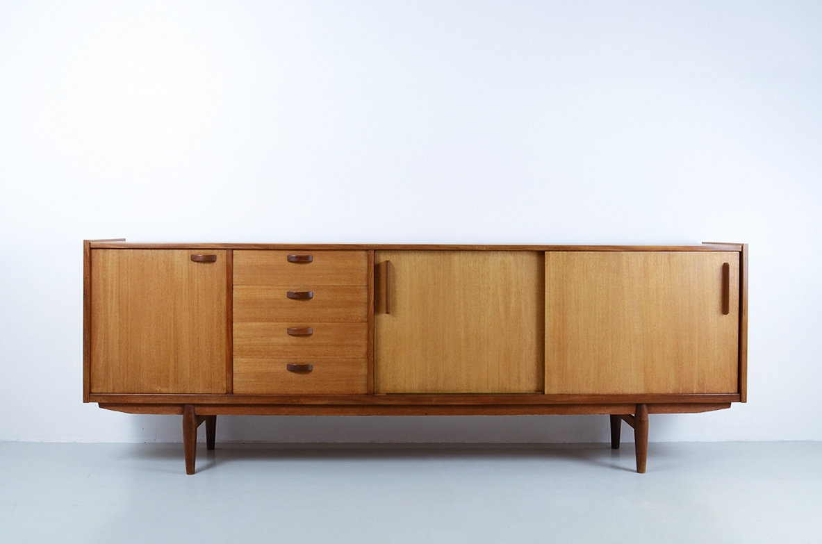 Vittorio Dassi, bella credenza in rovere chiaro con ante scorrevoli e cassetti, 1960ca.