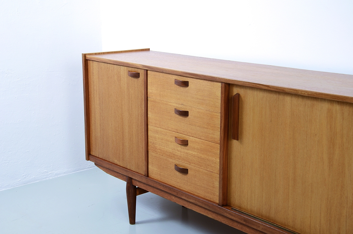 Vittorio Dassi, bella credenza in rovere chiaro con ante scorrevoli e cassetti, 1960ca.