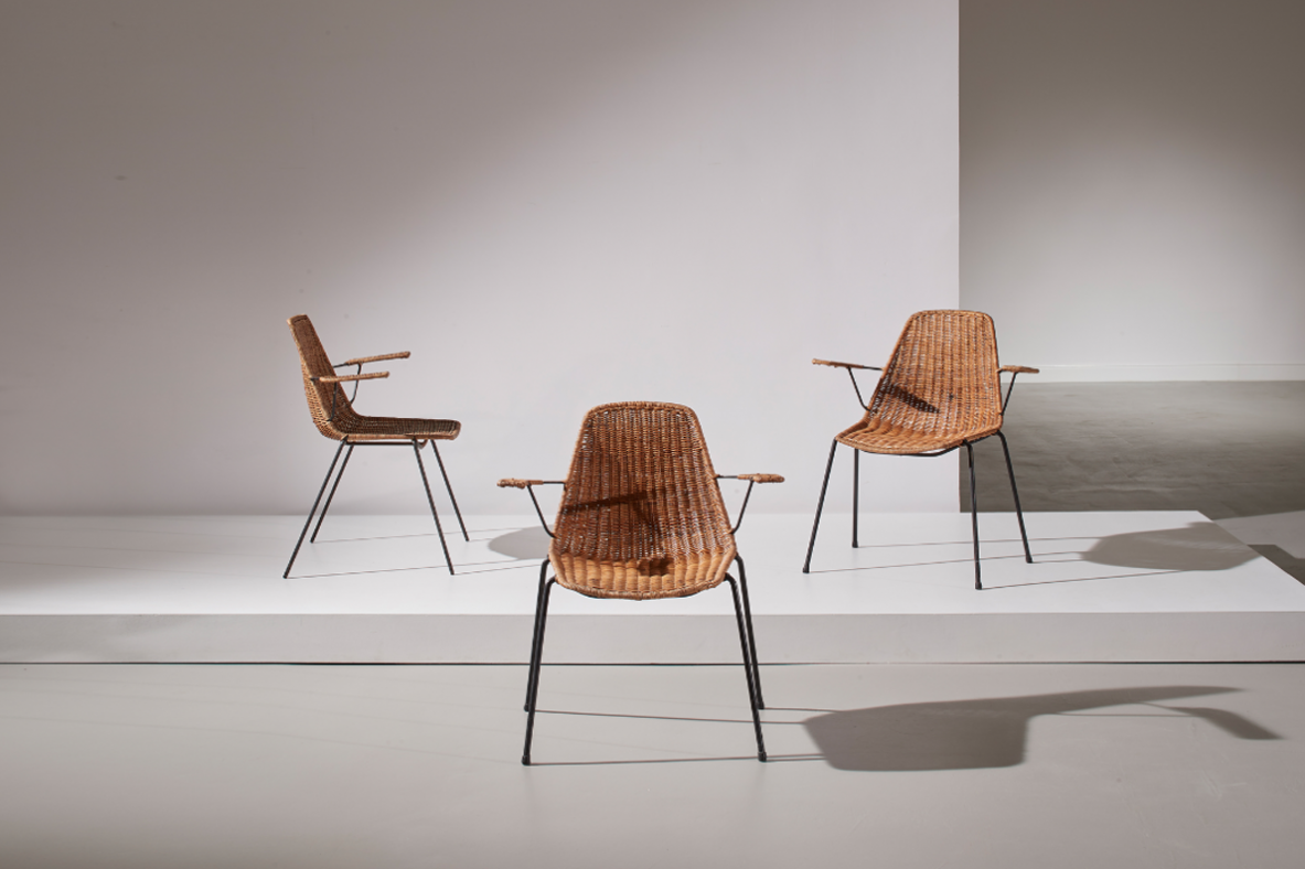 Gianfranco Legler, gruppo di 8 sedie di cui due con braccioli. Struttura in metallo e seduta in rattan. Produzione Bonacina 1954.
