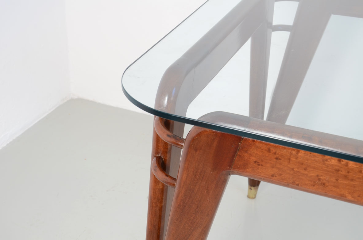 Elegante tavolo in mogano con puntali in ottone e piano in cristallo di grande spessore, Italia 1950ca.