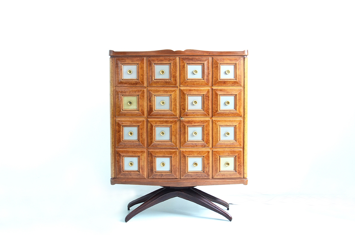 Guglielmo Ulrich, rare bar cabinet in blonde briarwood with drawers and glass shelves inside, 1950's.