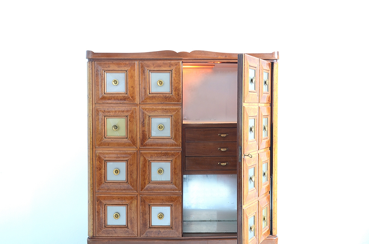 Guglielmo Ulrich, rare bar cabinet in blonde briarwood with drawers and glass shelves inside, 1950's.