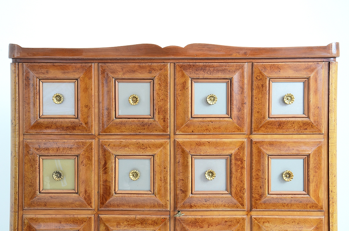 Guglielmo Ulrich, rare bar cabinet in blonde briarwood with drawers and glass shelves inside, 1950's.