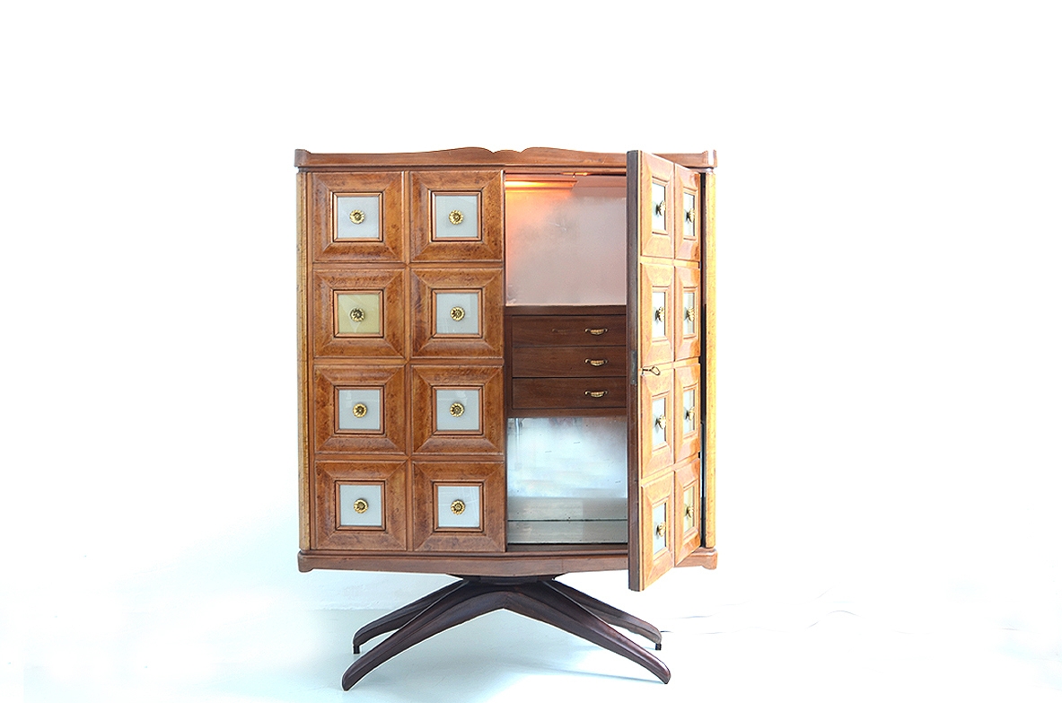 Guglielmo Ulrich, rare bar cabinet in blonde briarwood with drawers and glass shelves inside, 1950's.