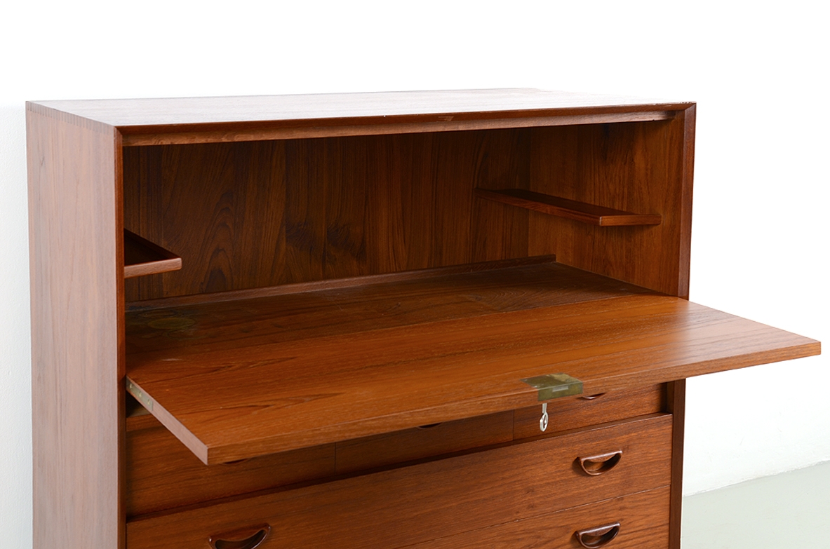 Peter Hvdt & Orla Mølgaard-Nielsen, small cabinet in teak wood, Sborg Mobelfabrik, Dememark late 1950's.