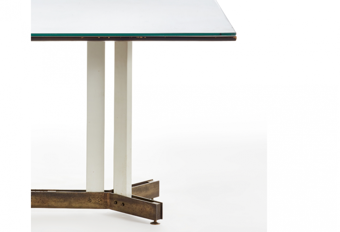 Tavolo da centro/scrittoio nello stile di Ignazio Gardella. Piano in legno e cristallo molato, struttura in ottone e piedini regolabili. Italia, 1950ca.