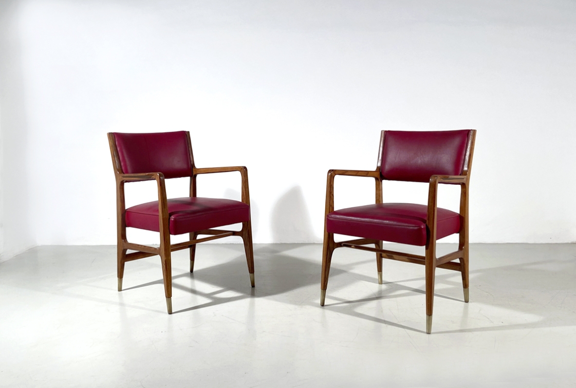 Gio Ponti, due poltroncine in legno con puntali in ottone, seduta e schienale rivestite in ecopelle originale, produzione Cassina 1954.