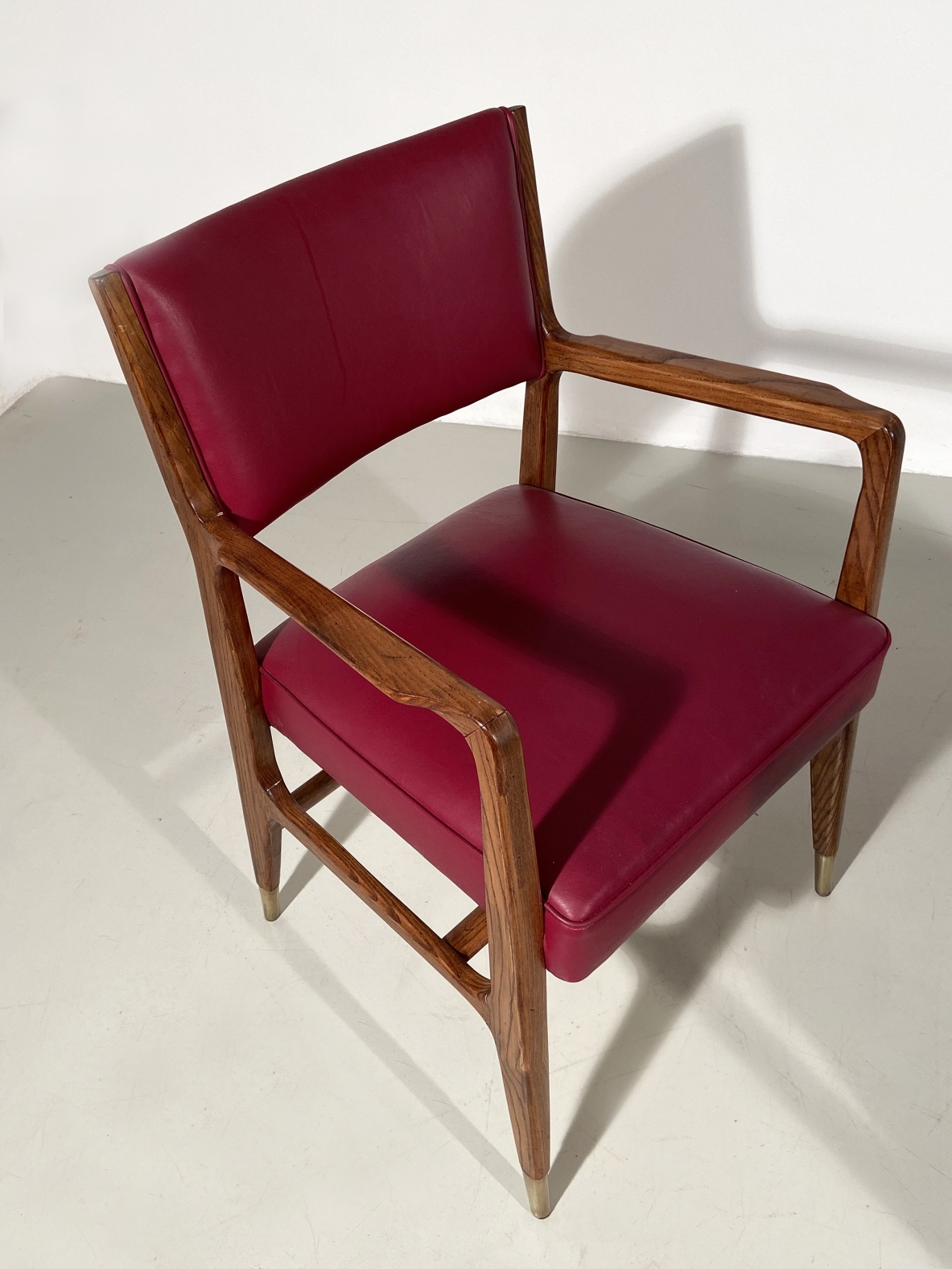 Gio Ponti, due poltroncine in legno con puntali in ottone, seduta e schienale rivestite in ecopelle originale, produzione Cassina 1954.