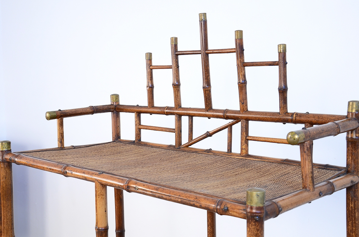 Etagère in finto bambù dipinto e ripiani in giunco, Italia 1920-30ca.