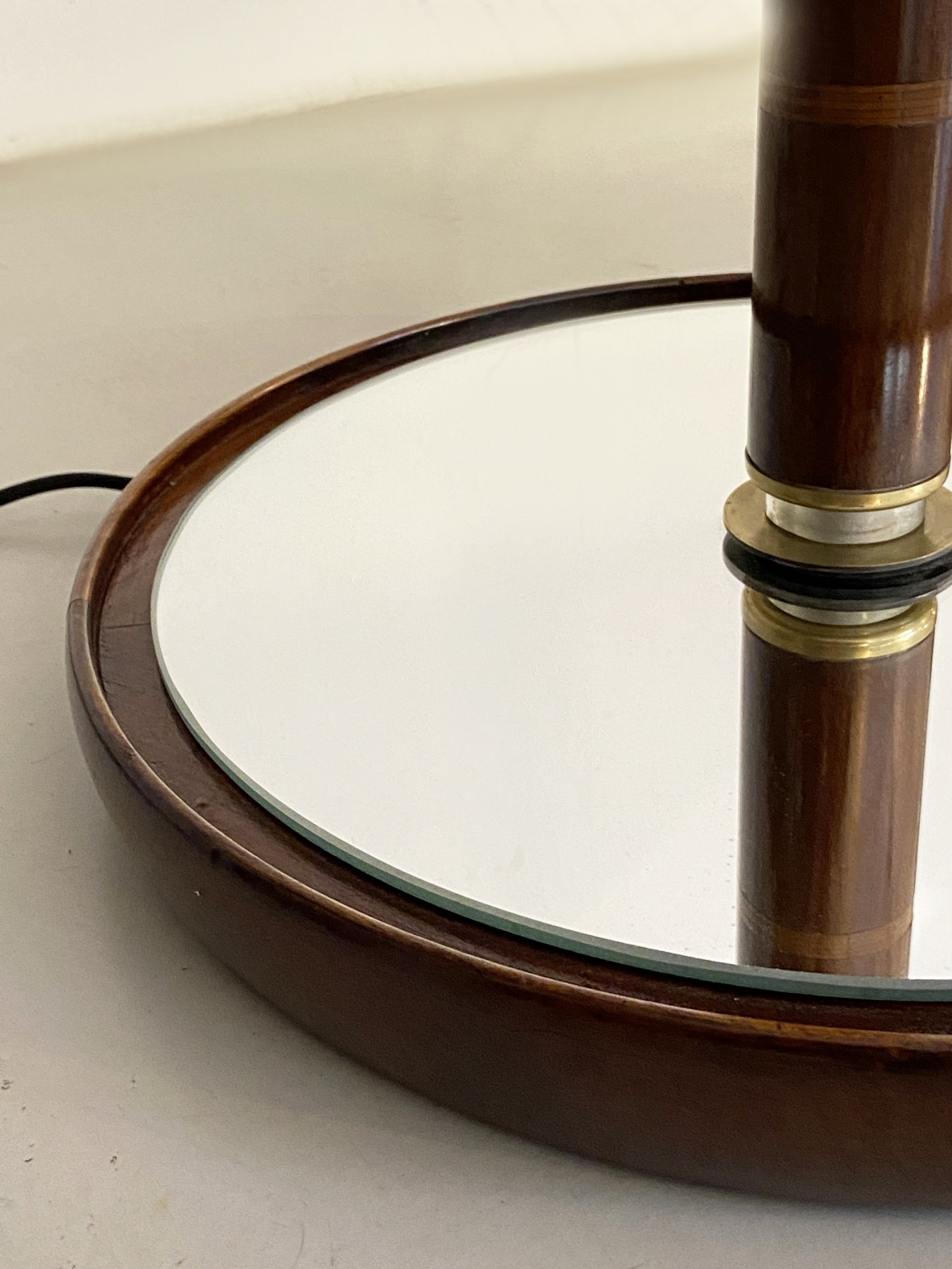 Grande lampada da terra con stelo in legno e cappello in pergamenna cucita. Manifattura Italiana 1940ca.