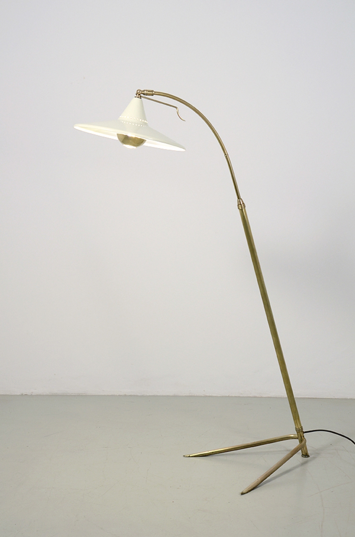Splendid adjustable floor lamp in metal and brass, Italia 1950ca.